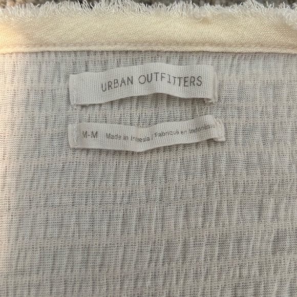 Urban Outfitters Med. Pleated cream v-neck oversized s/s top, exc.cond. - Picture 2 of 7